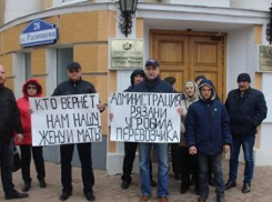 В российских городах гробы с телами местных жителей, в смертях которых люди считают виновными власти, стали  привозить к зданиям администраций
