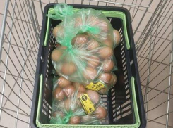 В Камышине покупатели обнаружили в крупном сетевике подозрительные яйца, «замаскированные» в пакетах