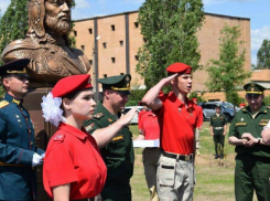  В Камышине среди школьников, награжденных за парад 9 мая, девочек оказалось больше, чем мальчиков