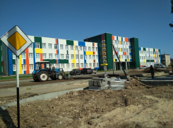 У школы-новостройки в Камышине завершаются последние работы по благоустройству перед первым звонком
