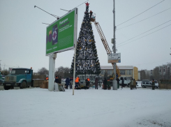 Главная елка Камышина в этом году простояла рекордное количество дней и была разобрана только сегодня