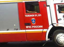 В Камышине загорелся моторный отсек старой «шестерки»