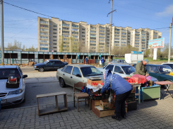 «Я только успела взять последнюю банку с прилавка, как весь торговый ряд с грохотом перевернулся»: рынок на 3-м городке пока так и лежит на боку