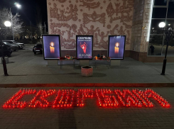 В Камышине у ДК «Текстильщик» минувшей ночью выложили свечами слово «Скорбим»