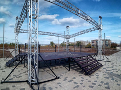 В Камышине в парке Текстильщиков проступили контуры летней сцены и спортплощадки