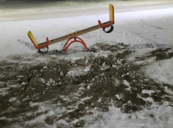 Камышан интересует судьба детских качелей на дворовой площадке в третьем микрорайоне