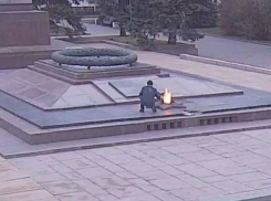 В Волгограде задержали циника, прикуривающего сигарету от Вечного огня на братской могиле