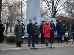 В Камышине в годовщину ухода комсомольцев-добровольцев на защиту Сталинграда группу призывников символично проводили на службу