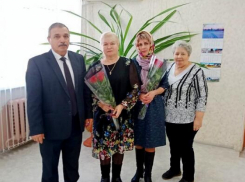 Глава Лебяженского поселения в Камышинском районе пригласил мам погибших участников СВО, чтобы вручить им цветы и поклониться за сыновей