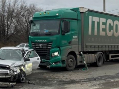 В Камышинском районе большегруз смял отечественную легковушку