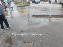 Камышане показали, как размыло июньскими дождями тротуар в центре города, в 200 метрах от администрации Станислава Зинченко
