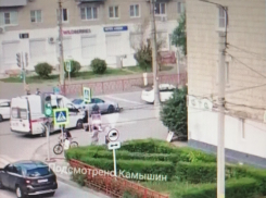 В Камышине на улице Ленина, на пешеходном переходе, сбили школьника- велосипедиста (ВИДЕО)