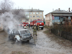 В Камышине у администрации города пожарным пришлось тушить полыхнувший автомобиль с водителем внутри