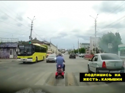 Камышане улыбаются в соцсетях: в городе появился новый вид транспорта - «табуретка» (ВИДЕО)
