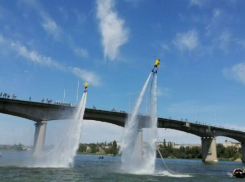 На Арбузном фестивале 24 августа власти Камышина решили блеснуть оригинальностью и развлечь гостей водными «прыжками на тросах» вместо фейерверка