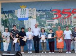 Спикер Камышинской городской думы Владимир Пономарев попал в центр «клумбы» - в кадр с общественницами-озеленителями