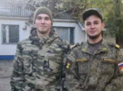 В поселке Красный Яр Жирновского района Волгоградской области рядом похоронили двух неразлучных друзей, героически погибших в спецоперации