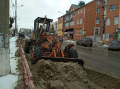 В Камышине на улице Пролетарской коммунальщики начали очищать от снега обочины проезжей части