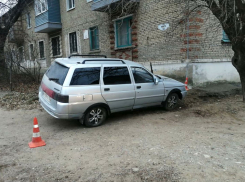 В Камышине появилось видео, как водитель «промахнулся» мимо дороги, врезался в двухэтажку и потом упал на землю (ВИДЕО)