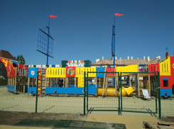 В Камышине у школы-новостройки «бросил якорь» нарядный корвет