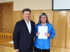 В администрации Камышина глава Станислав Зинченко провел награждение волонтеров и фотосессию