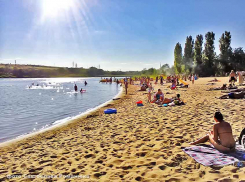 Температура воды в Камышинке приблизилась к 20 градусам, а загорать на пляже близко друг к другу запрещает Роспотребнадзор
