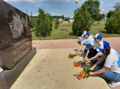 В Камышинском районе в день начала Сталинградской битвы волонтеры принесли цветы к сельскому мемориалу