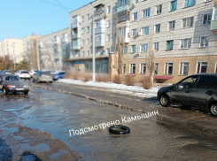 Камышане на фоне беспомощности властей начали помечать ямы на дорогах старыми покрышками