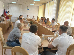 Депутаты Камышинской городской думы перед обсуждением вопроса о мемориальных досках погибшим на Украине камышанам  почтили их память минутой молчания