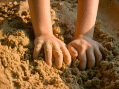 Шок: 9-летний школьник задохнулся насмерть под грудой песка на площадке у дома