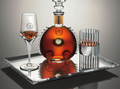 Оперативники задержали лжечиновника, «нагревшего» камышинских таксистов на требовании покупать алкоголь и подвозить бутылки... к зданию администрации