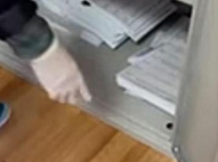Камышин попал в российский выборный скандал из-за шкафа для бюллетеней с якобы двойным дном