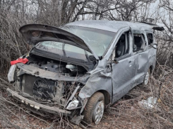 Микроавтобус с пассажирами разбился на трассе под Волгоградом, водитель погиб (ВИДЕО)