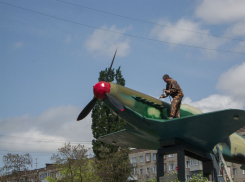 В Камышине военным поручили покрасить «самолет Маресьева» на Сиреневом бульваре в преддверии Дня Победы