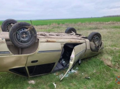 В Волгоградской области дама-водитель «уронила» автомобиль на крышу и отправилась к хирургам