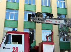 Прохожих на улице Ленина в Камышине перепугали люди на пожарных лестницах у КТИ