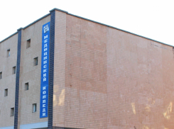 Выпускники медицинского колледжа в Камышине обиделись на выпускной в спортзале