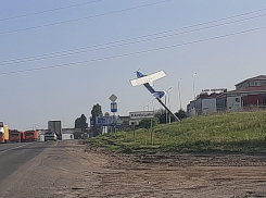 Стало понятно, что самолет на въезде в Камышин у завода «Ротор» популяризирует не родину Маресьева, а отель бизнесмена Дмитрия Крикунова
