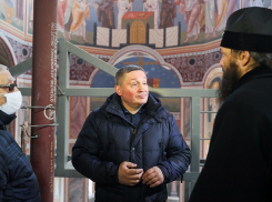 Губернатор Андрей Бочаров о «величественности работ» в обновленном храме Александра Невского