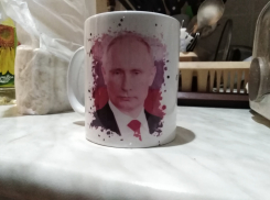 Ко дню рождения Владимира Путина в Камышине кружки с его изображением стали пользоваться неплохим спросом