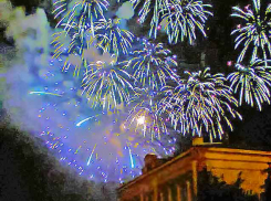 Когда камышанам сегодня идти гулять в парк, во сколько слушать московскую звезду на набережной Волги и смотреть салют