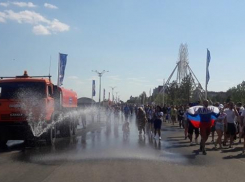 В Волгограде поливальные машины провели перед матчем купание в питьевой воде для болельщиков как процедуру «антижара»