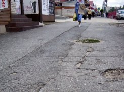 Стало известно, что организатора несостоявшегося «забега» на инвалидных колясках по «убитым» тротуарам Камышина отправили домой на Украину