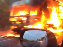 Операторы группы «Подсмотрено. Камышин» сняли, как на трассе под Камышином вспыхнула фура