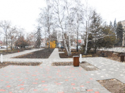 В Камышине на реконструируемой площади Павших борцов появились скамейки под навесами