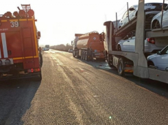 В ГУ МВД по региону сообщили подробности кошмарной аварии, в которой легковушку расплющили большегрузы
