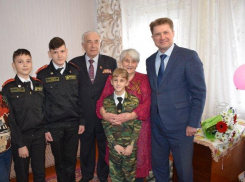 Глава Камышина Станислав Зинченко взял бело-алый букет и отправился к замечательной женщине 