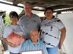 В Камышинском районе глава села Умет, и не только он, пришли поздравить земляка-старожила с 95-летием