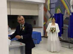 Камышане «взрывают» СМИ политической сознательностью: молодожены, едва расписавшись, тут же «метнулись» к избирательным урнам