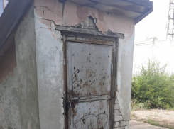 У камышан вызывает оторопь замызганный вход в какое-то «подземелье» на площадке, заявленной властями как территория комфортной городской среды